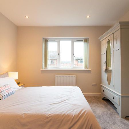 Beautiful 6 Bedroom Holiday Home, Manchester Wythenshawe Exterior foto