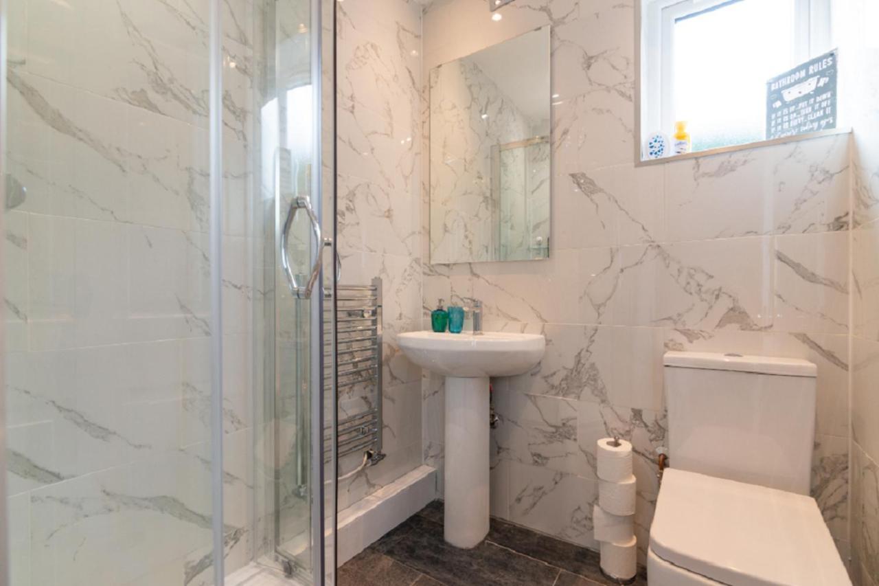Beautiful 6 Bedroom Holiday Home, Manchester Wythenshawe Exterior foto