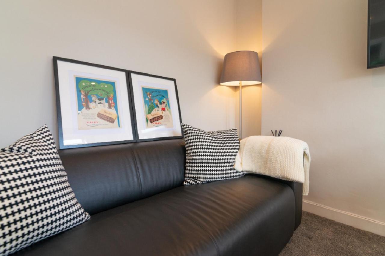 Beautiful 6 Bedroom Holiday Home, Manchester Wythenshawe Exterior foto