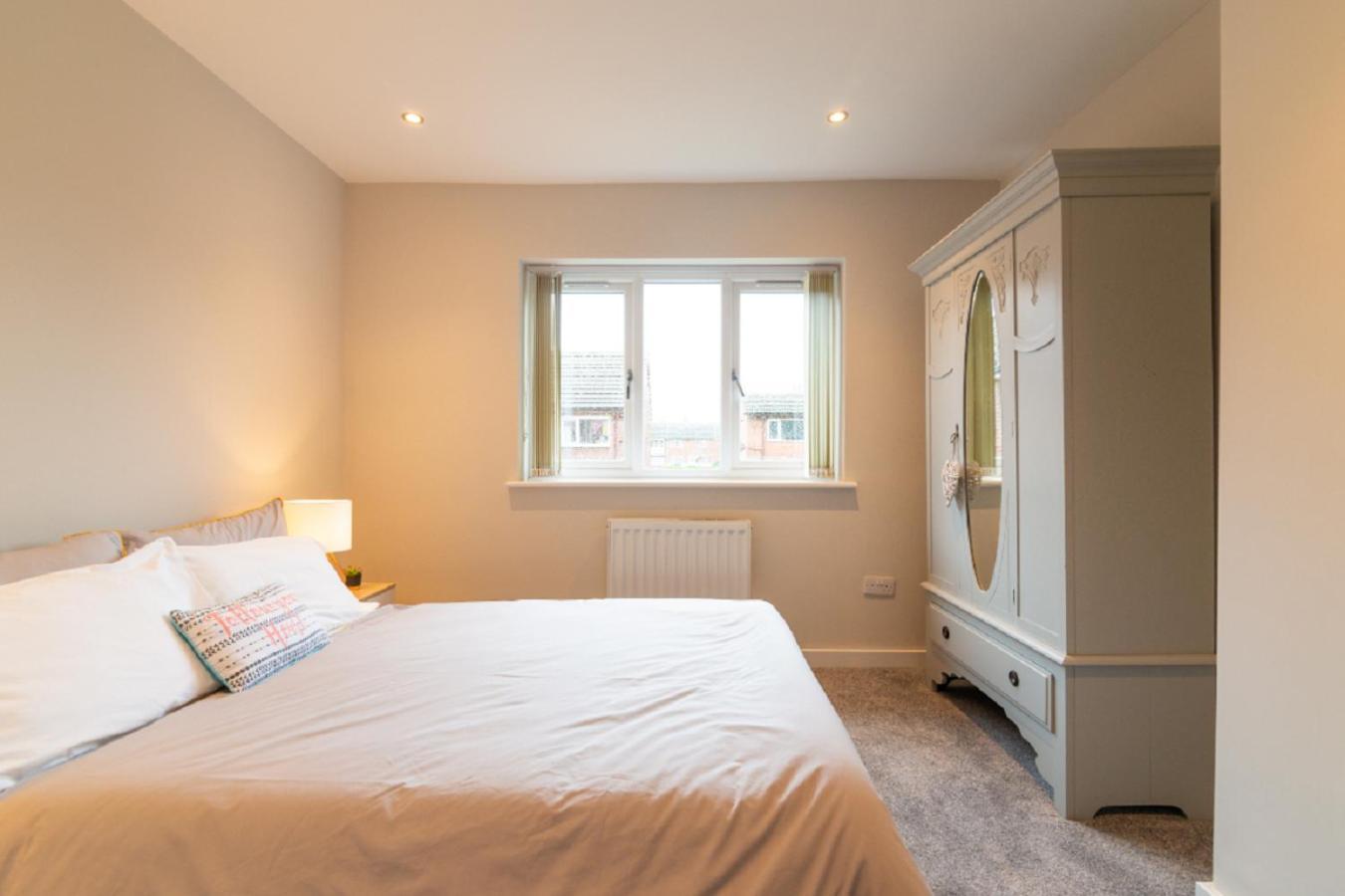 Beautiful 6 Bedroom Holiday Home, Manchester Wythenshawe Exterior foto