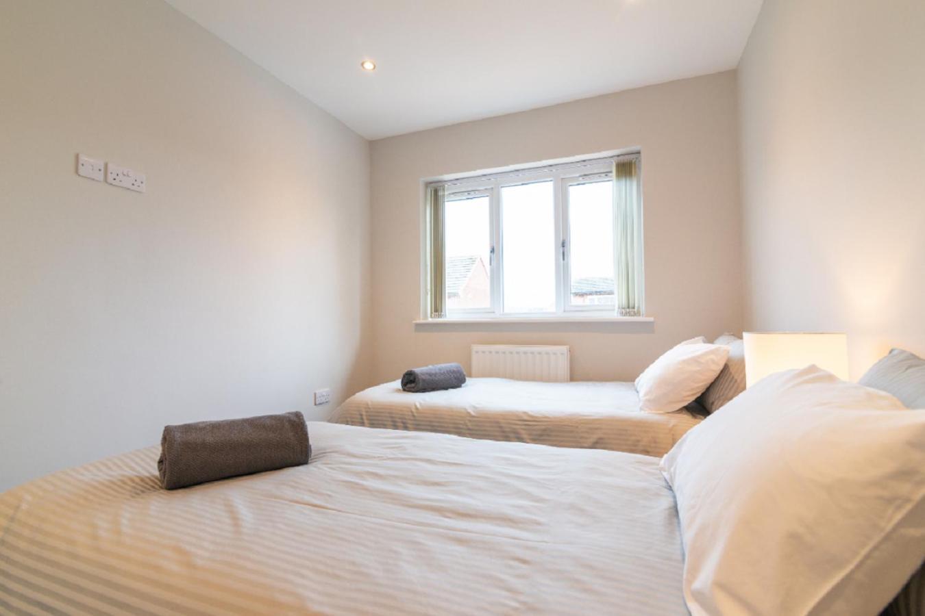 Beautiful 6 Bedroom Holiday Home, Manchester Wythenshawe Exterior foto